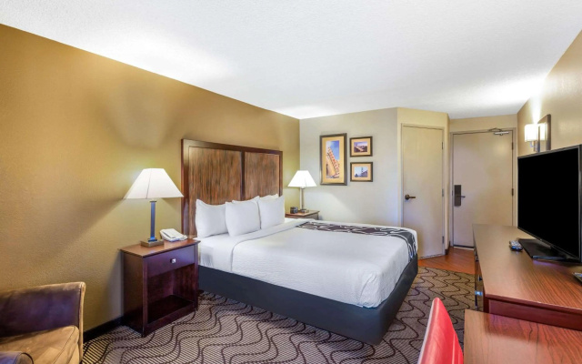 photo 3 of La Quinta Inn & Suites by Wyndham Oakland Airport Coliseum