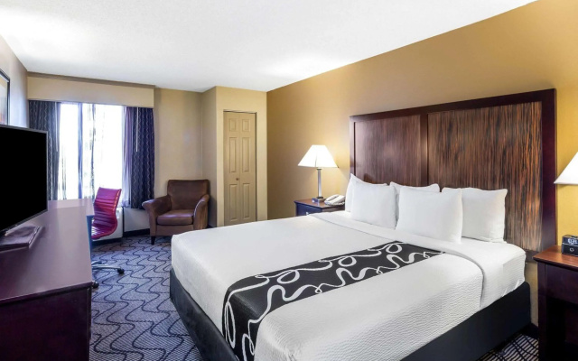 photo 4 of La Quinta Inn & Suites by Wyndham Oakland Airport Coliseum