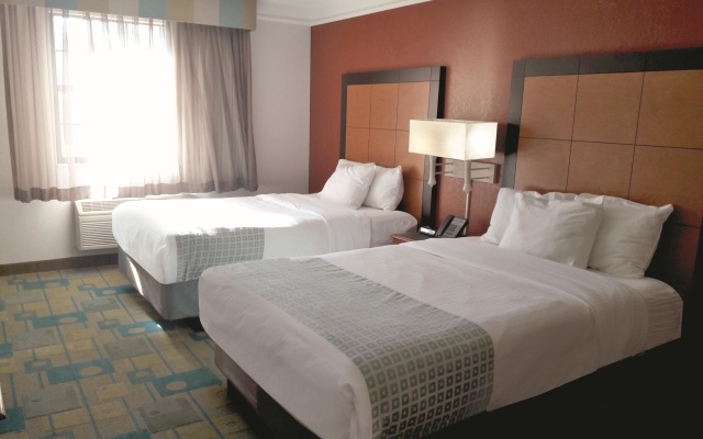 photo 3 of La Quinta Inn By Wyndham Pittsburgh Airport