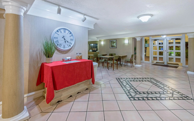 photo 2 of La Quinta Inn by Wyndham San Antonio I-35 N at Rittiman Rd