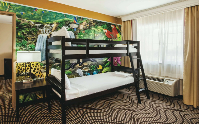 photo 3 of La Quinta Inn & Suites by Wyndham Carlsbad - Legoland Area