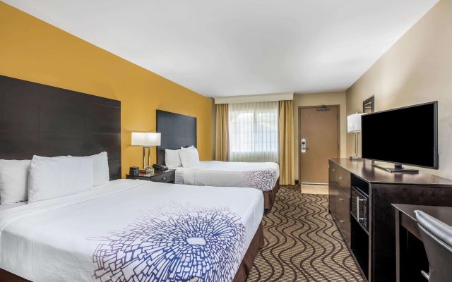 photo 4 of La Quinta Inn & Suites by Wyndham Carlsbad - Legoland Area