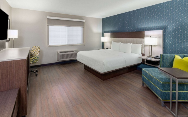photo 2 of La Quinta Inn & Suites by Wyndham Santa Rosa