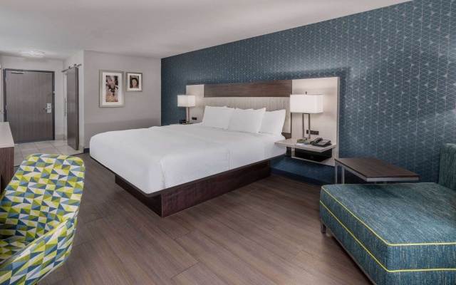 photo 4 of La Quinta Inn & Suites by Wyndham Santa Rosa