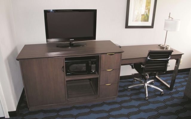 photo 3 of La Quinta Inn & Suites by Wyndham St. Louis Hazelwood/ North