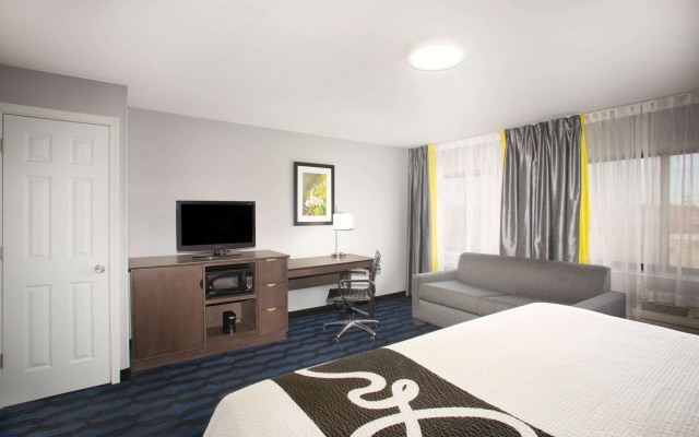 photo 4 of La Quinta Inn & Suites by Wyndham St. Louis Hazelwood/ North