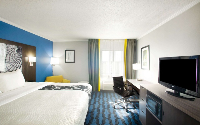 photo 5 of La Quinta Inn & Suites by Wyndham St. Louis Hazelwood/ North