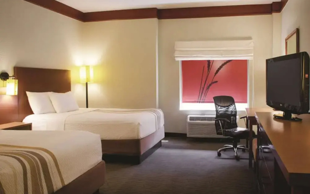 photo 4 of La Quinta Inn & Suites by Wyndham Atlanta Ballpark/Galleria