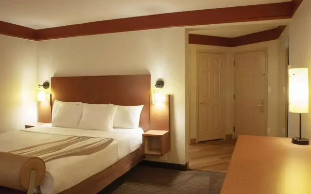 photo 5 of La Quinta Inn & Suites by Wyndham Atlanta Ballpark/Galleria