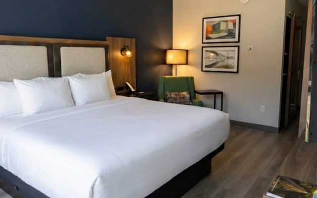 photo 4 of La Quinta Inn & Suites by Wyndham Chattanooga Downtown/South