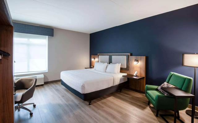 photo 5 of La Quinta Inn & Suites by Wyndham Chattanooga Downtown/South