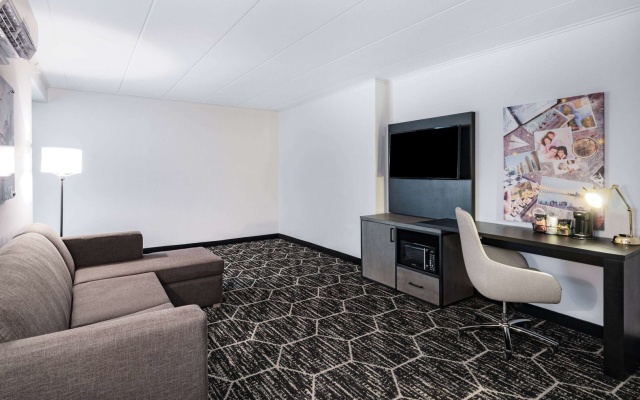 photo 5 of La Quinta by Wyndham Chicago O'Hare Airport