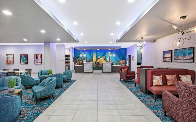 photo 2 of La Quinta Inn & Suites by Wyndham DFW West-Glade Parks