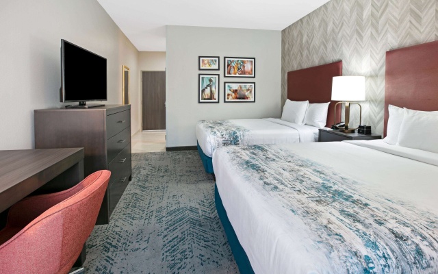 photo 4 of La Quinta Inn & Suites by Wyndham DFW West-Glade Parks