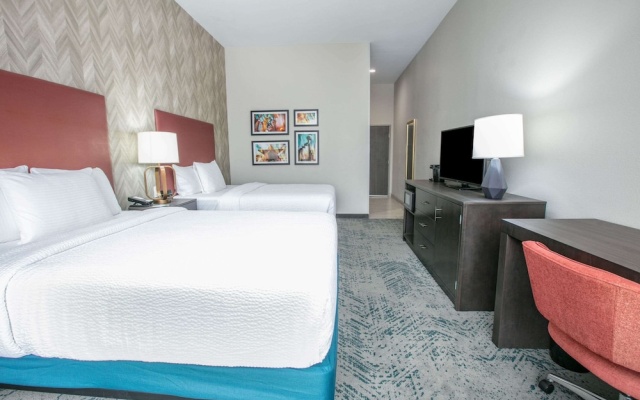 photo 4 of La Quinta Inn & Suites by Wyndham DFW West-Glade-Parks