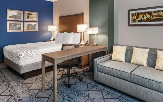 photo 5 of La Quinta Inn & Suites by Wyndham Kansas City Beacon Hill