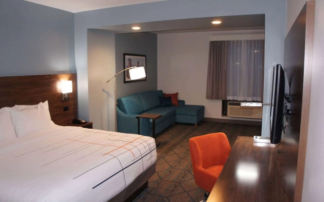 photo 3 of La Quinta Inn & Suites by Wyndham Littleton/Red Rocks