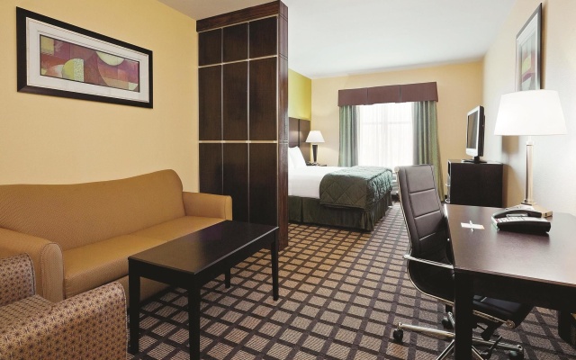photo 4 of La Quinta Inn & Suites by Wyndham Pasadena North