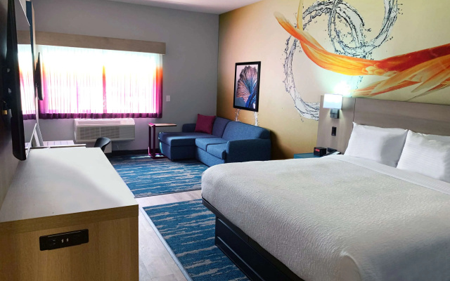 photo 4 of La Quinta Inn & Suites by Wyndham San Antonio Seaworld/LAFB