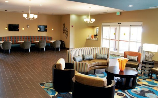 photo 2 of La Quinta Inn & Suites Clinton