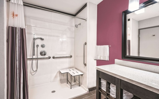 photo 4 of La Quinta Inn & Suites Dallas Grand Prairie North