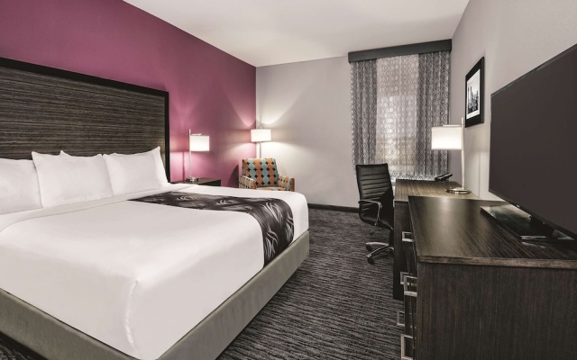 photo 5 of La Quinta Inn & Suites Dallas Grand Prairie North