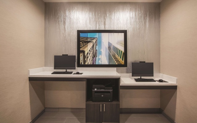 photo 3 of La Quinta Inn & Suites by Wyndham Dallas Northeast-Arboretum