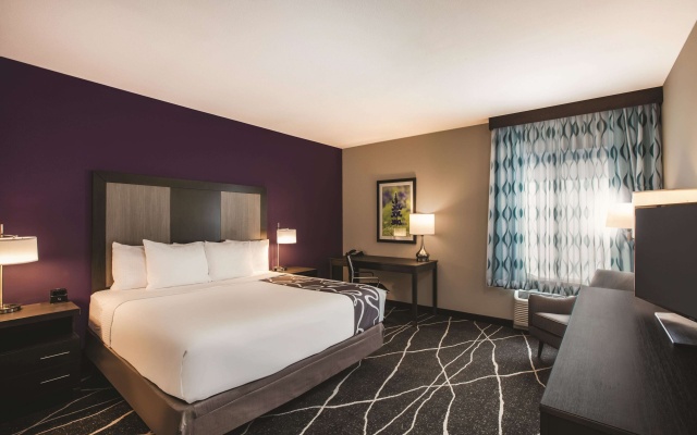 photo 4 of La Quinta Inn & Suites by Wyndham Dallas Northeast-Arboretum