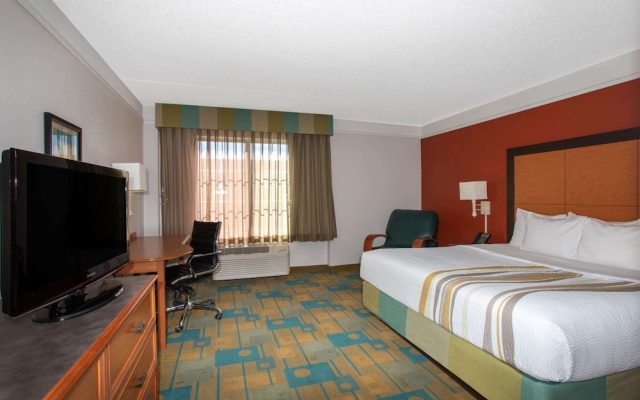 photo 3 of La Quinta Inn & Suites Denver Southwest Lakewood