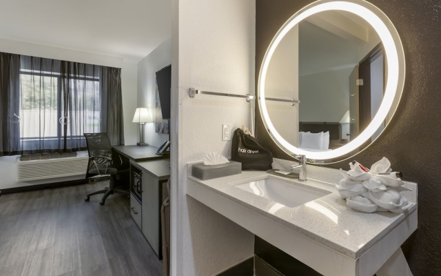 photo 2 of La Quinta Inn & Suites Des Moines West Clive
