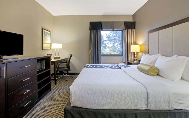 photo 4 of La Quinta Inn & Suites Detroit Metro Airport