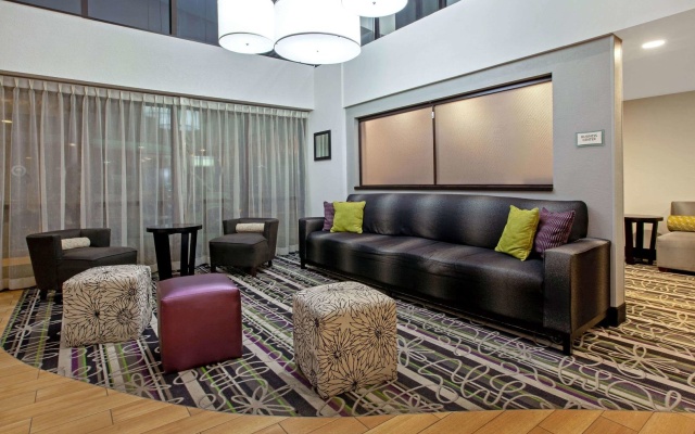 photo 5 of La Quinta Inn & Suites Detroit Metro Airport