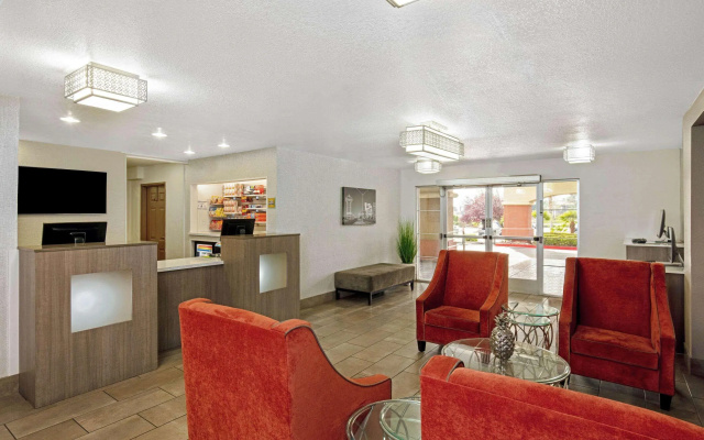 photo 2 of La Quinta Inn Suites Las Vegas Red Rock Summerlin