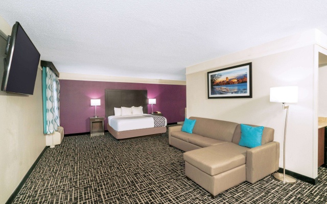 photo 3 of La Quinta Inn & Suites by Wyndham Latham Albany Airport