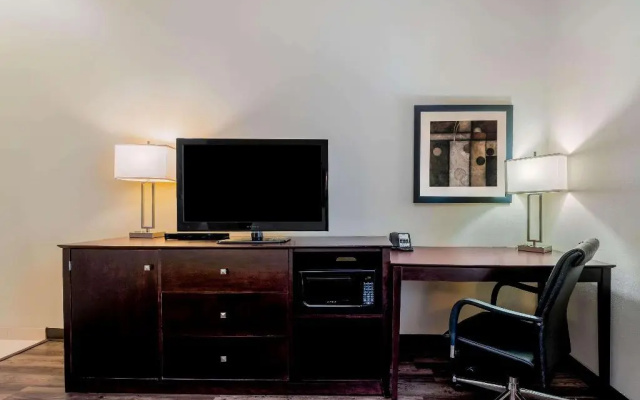 photo 3 of La Quinta Inn & Suites Marshall