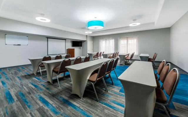 photo 4 of La Quinta Inn & Suites By Wyndham Orange