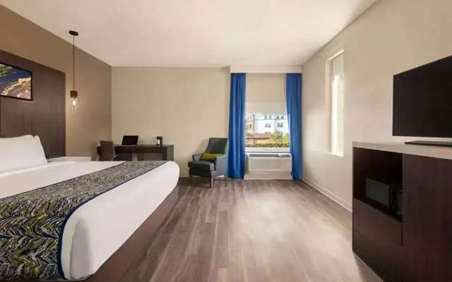 photo 4 of La Quinta Inn & Suites Orlando Idrive Theme Parks