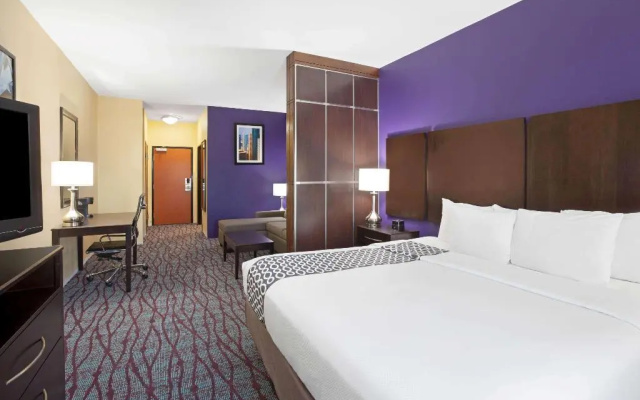 photo 3 of La Quinta Inn & Suites Pasadena North