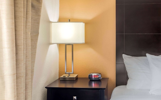 photo 3 of La Quinta Inn & Suites by Wyndham Pasadena