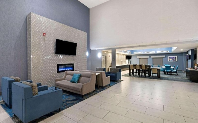 photo 2 of La Quinta Inn And Suites Phoenix I-10 West