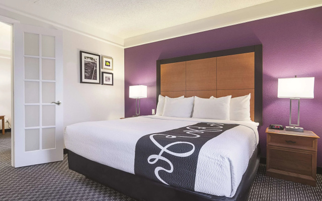 photo 3 of La Quinta Inn And Suites Phoenix Mesa West