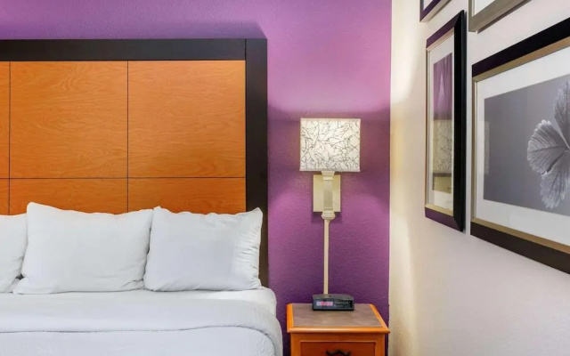 photo 2 of La Quinta Inn & Suites Raleigh Durham Intl Ap