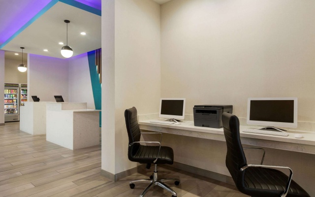 photo 3 of La Quinta Inn & Suites by Wyndham Richmond-Sugarland