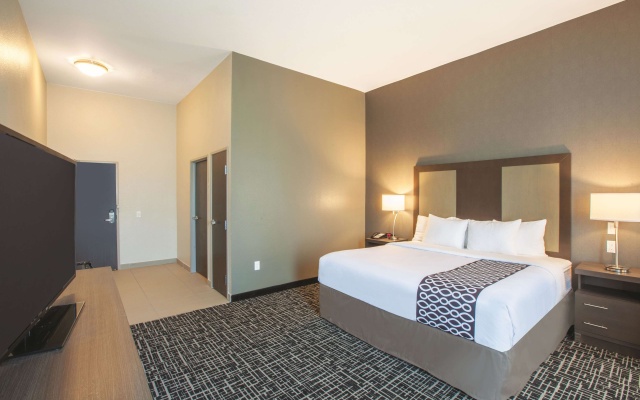 photo 2 of La Quinta Inn & Suites by Wyndham San Marcos Outlet Mall