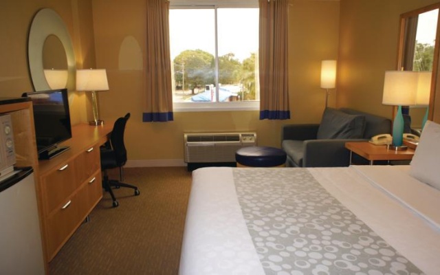 photo 2 of La Quinta Inn & Suites By Wyndham Sarasota Downtown