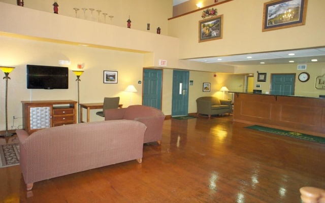 photo 2 of La Quinta Inn & Suites Westminster Promenade