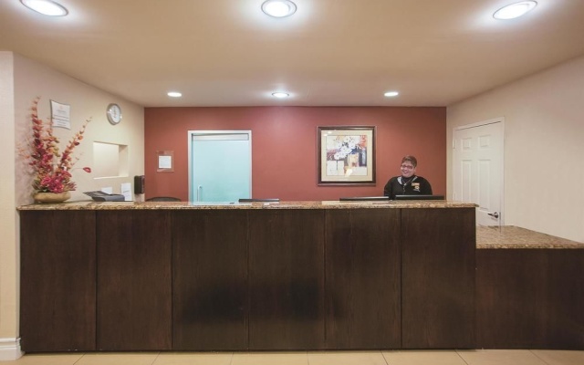 photo 2 of La Quinta Inn & Suites JFK Airport