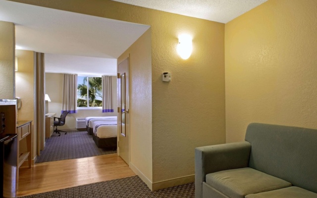 photo 4 of La Quinta Inn AND Suites by Wyndham Sunrise