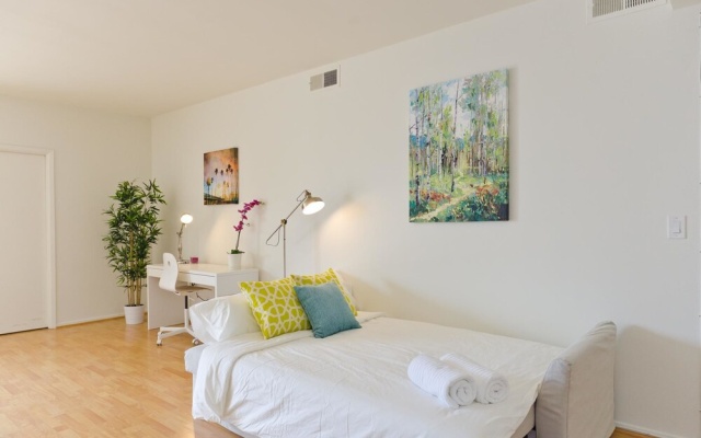 photo 2 of LA131 1 Bedroom Apartment By Senstay