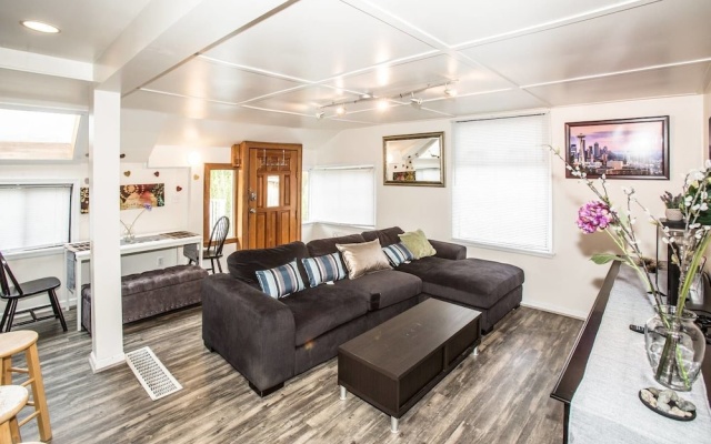 photo 3 of Lake Daze Getaway Beautiful Seattle 3 bd 1 ba